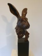 L'observateur-de waarnemer is een bronzen portret van een haas | bronzen beelden en tuinbeelden, figurative bronze sculptures van Jeanette Jansen |